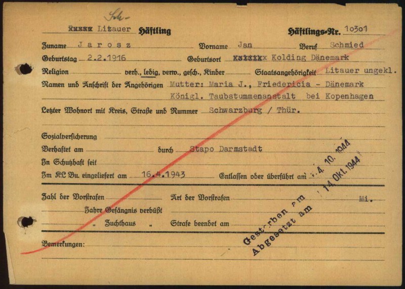 Ein Bild von Jan Jaroszs Häftlingsakte. Der Zettel ist mit roter Farbe durchgestrichen und mit einem Vermerk über das Todesdatum versehen.