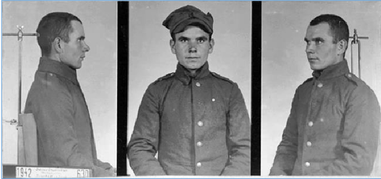 Auf der schwarz-weiß Fotografie ist ein Mann in drei Abschnitten zu sehen: Links im Profil mit seiner rechten Gesichtshälfte zur Kamera, in der Mitte frontal, auf der rechten Seite im Profil mit seiner linken Gesichtshälfte Richtung Kamera 